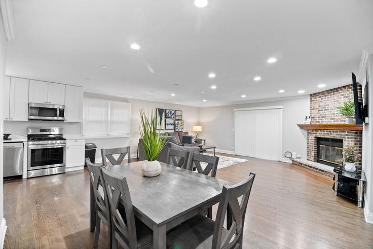 Building Kingsley Drive - freestand-home-solutions - 1285094 - CHI adresindeki bir dairede modern mobilyalarla zarif bir şekilde tasarlanmış oturma odası Schaumburg, Schaumburg