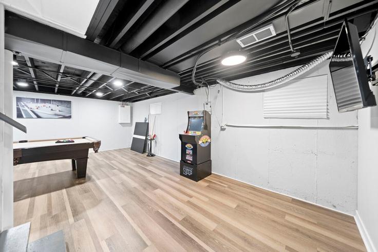 Elegant gestaltetes Wohnzimmer mit moderner Einrichtung in einer Wohnung im Building West Central Avenue - freestand-home-solutions - 1285034 - CHI in Lombard, Lombard