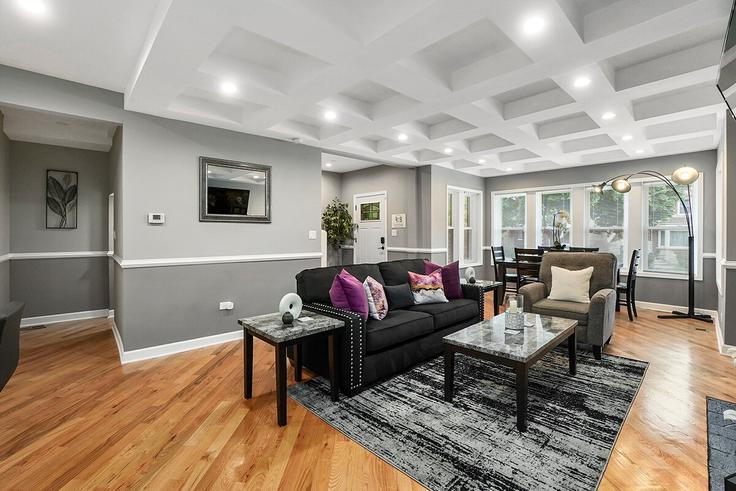 Elegante sala de estar con mobiliario moderno en un apartamento en Building South Doctor Martin Luther King Junior Drive - freestand-home-solutions - 1298093 - CHI en Chicago, Chicago