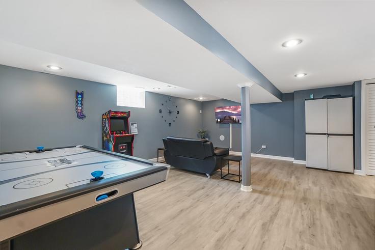 Building West Farragut Avenue - freestand-home-solutions - 1285019 - CHI adresindeki bir dairede modern mobilyalarla zarif bir şekilde tasarlanmış oturma odası Chicago, Chicago