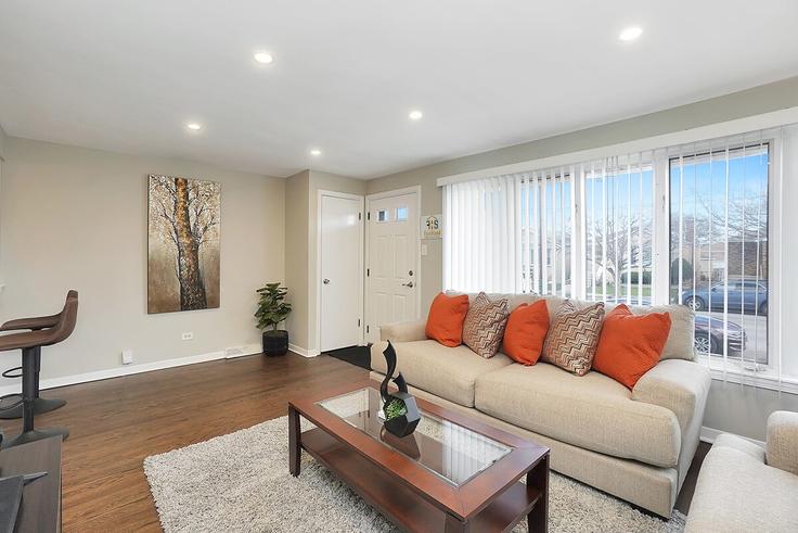 Elegant gestaltetes Wohnzimmer mit moderner Einrichtung in einer Wohnung im Building South Nagle Avenue - freestand-home-solutions - 1285032 - CHI in Chicago, Chicago