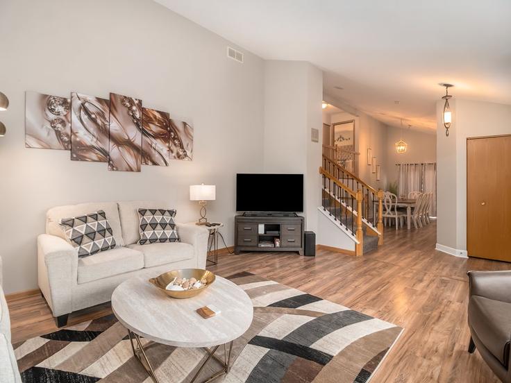 Joliet JolietのBuilding Wind Song Drive - freestand-home-solutions - 1285099 - CHIのアパートメントにある、モダンな家具を備えたエレガントなデザインのリビングルーム