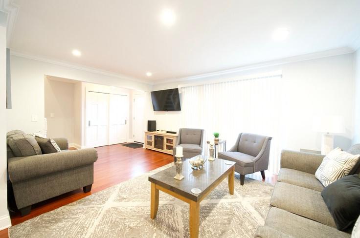 Elegant gestaltetes Wohnzimmer mit moderner Einrichtung in einer Wohnung im Building West State Street - freestand-home-solutions - 1285025 - CHI in St. Charles, St. Charles Elegant gestaltetes Wohnzimmer mit moderner Einrichtung in einer Wohnung im Building West State Street - freestand-home-solutions - 1285025 - CHI in St. Charles, St. Charles