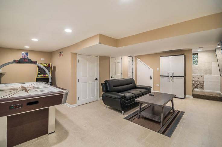 Elegant gestaltetes Wohnzimmer mit moderner Einrichtung in einer Wohnung im Building West Edward Street - freestand-home-solutions - 1285026 - CHI in Lombard, Lombard