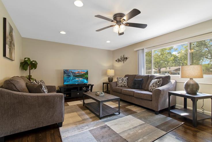 Building Sumac Road - freestand-home-solutions - 1285047 - CHI adresindeki bir dairede modern mobilyalarla zarif bir şekilde tasarlanmış oturma odası Des Plaines, Des Plaines