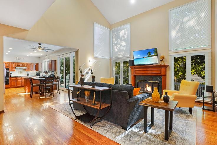 Salle de séjour élégante avec mobilier moderne dans un appartement à Building Harmony Court - freestand-home-solutions - 1285051 - CHI à Naperville, Naperville Salle de séjour élégante avec mobilier moderne dans un appartement à Building Harmony Court - freestand-home-solutions - 1285051 - CHI à Naperville, Naperville