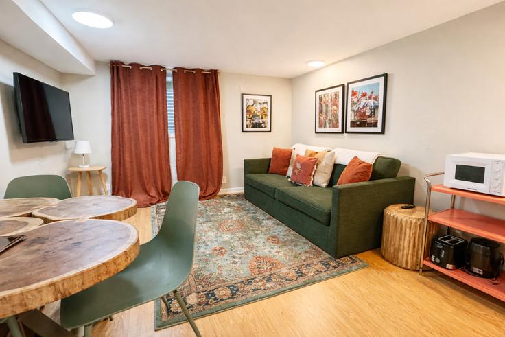 Salle de séjour élégante avec mobilier moderne dans un appartement à Building 3rd Avenue Northwest - fremont-bespoke - 1611701 à Seattle, Seattle
