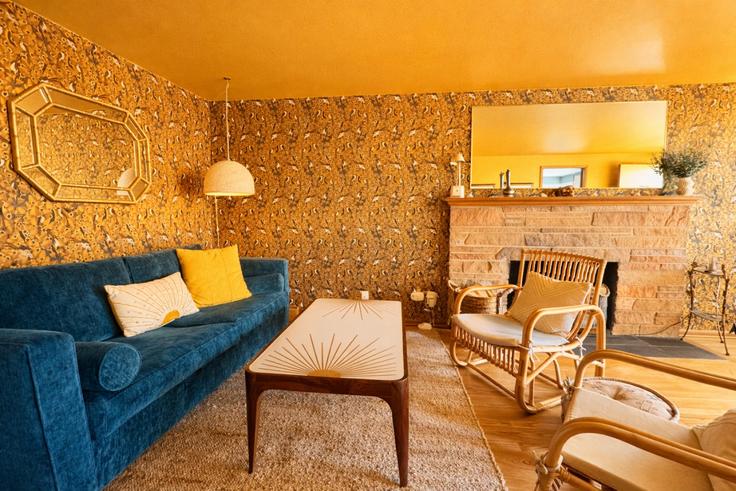 Elegant gestaltetes Wohnzimmer mit moderner Einrichtung in einer Wohnung im Building 3rd Avenue Northwest - fremont-bespoke - 1611708 in Seattle, Seattle
