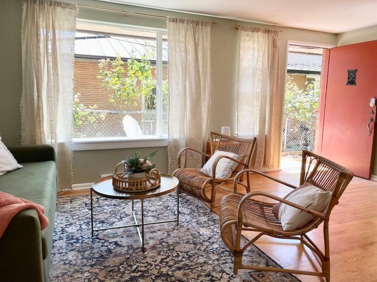 Salle de séjour élégante avec mobilier moderne dans un appartement à Building 3rd Avenue Northwest - fremont-bespoke - 1611705 à Seattle, Seattle Salle de séjour élégante avec mobilier moderne dans un appartement à Building 3rd Avenue Northwest - fremont-bespoke - 1611705 à Seattle, Seattle