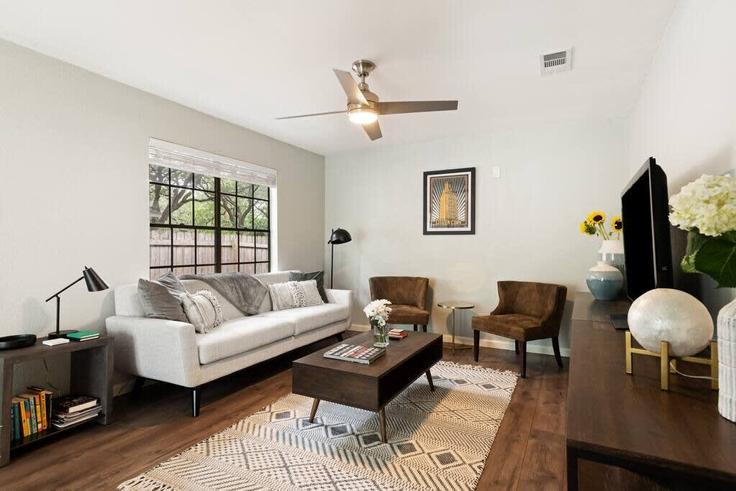 Austin, Austin에 위치한 Building Ramble Lane - frenchcowboys - 1254578 - ATX 아파트의 세련된 인테리어가 돋보이는 거실