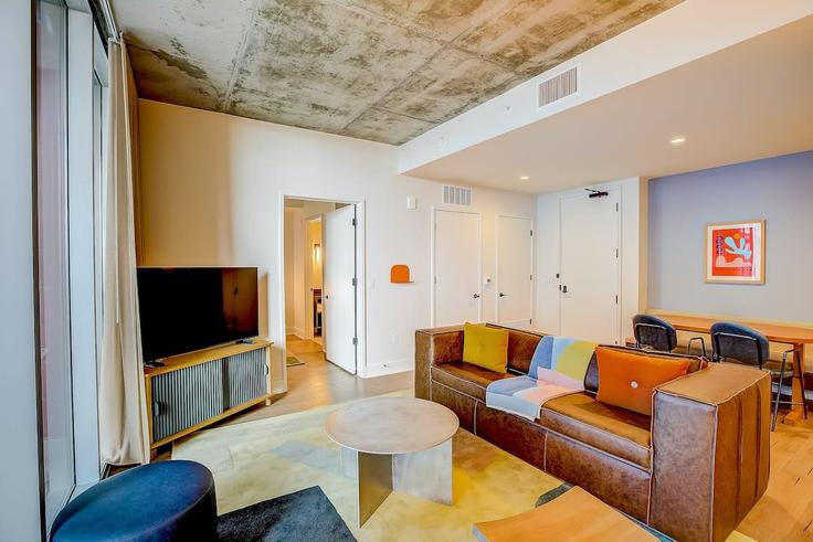 Austin AustinのBuilding East Avenue - frenchcowboys - 1023981 - ATXのアパートメントにある、モダンな家具を備えたエレガントなデザインのリビングルーム