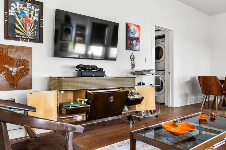 Austin, Austin에 위치한 Building Brackenridge Street - frenchcowboys - 1319933 유닛의 세련된 인테리어가 돋보이는 거실 Austin, Austin에 위치한 Building Brackenridge Street - frenchcowboys - 1319933 유닛의 세련된 인테리어가 돋보이는 거실