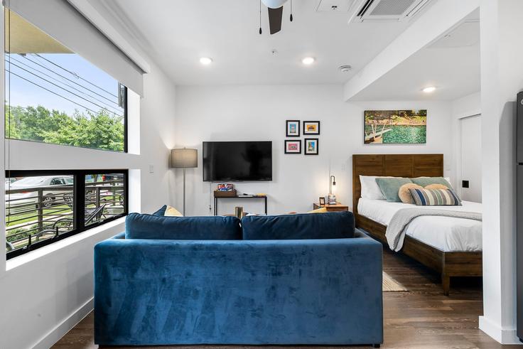 Elegant gestaltetes Wohnzimmer mit moderner Einrichtung in einer Wohnung im Building Navasota Street - frenchcowboys - 1023983 - ATX in Austin, Austin