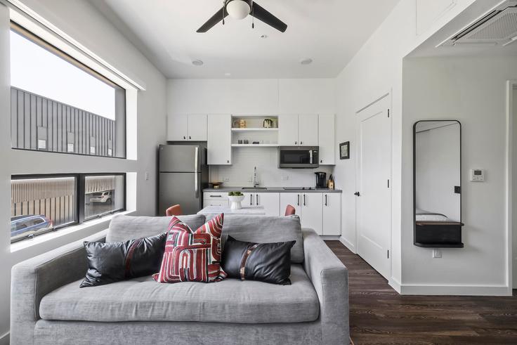 Building Navasota Street - frenchcowboys - 1023970 - ATX adresindeki bir dairede modern mobilyalarla zarif bir şekilde tasarlanmış oturma odası Austin, Austin
