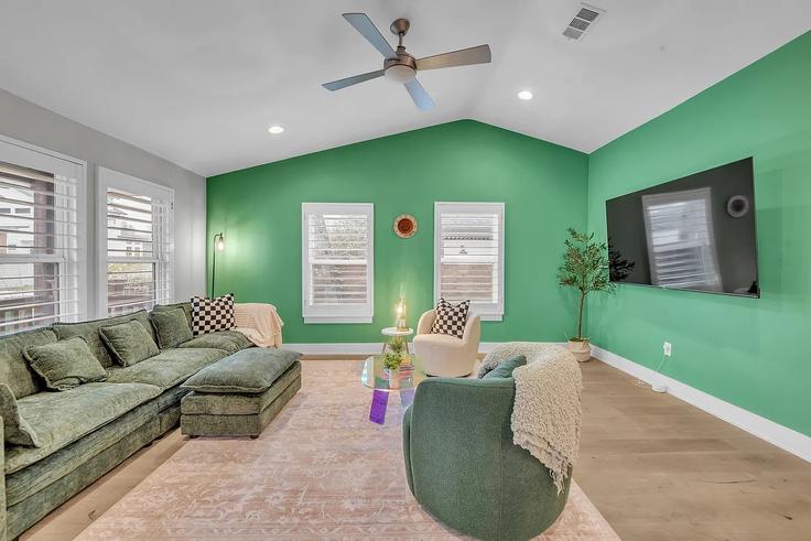 Elegant gestaltetes Wohnzimmer mit moderner Einrichtung in einer Wohnung im Building Sara Drive - frenchcowboys - 1309762 - ATX in Austin, Austin Elegant gestaltetes Wohnzimmer mit moderner Einrichtung in einer Wohnung im Building Sara Drive - frenchcowboys - 1309762 - ATX in Austin, Austin