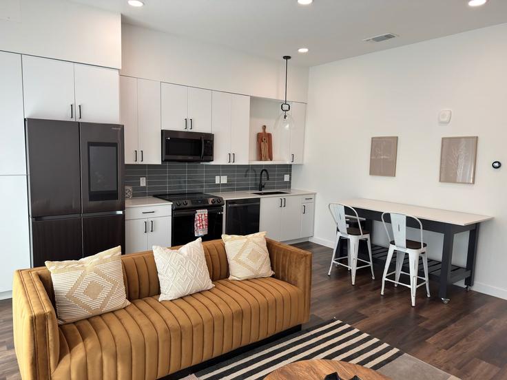 Elegante sala de estar con mobiliario moderno en un apartamento en Building Gabriels Place - frenchcowboys - 1346922 en New Braunfels, New Braunfels Elegante sala de estar con mobiliario moderno en un apartamento en Building Gabriels Place - frenchcowboys - 1346922 en New Braunfels, New Braunfels