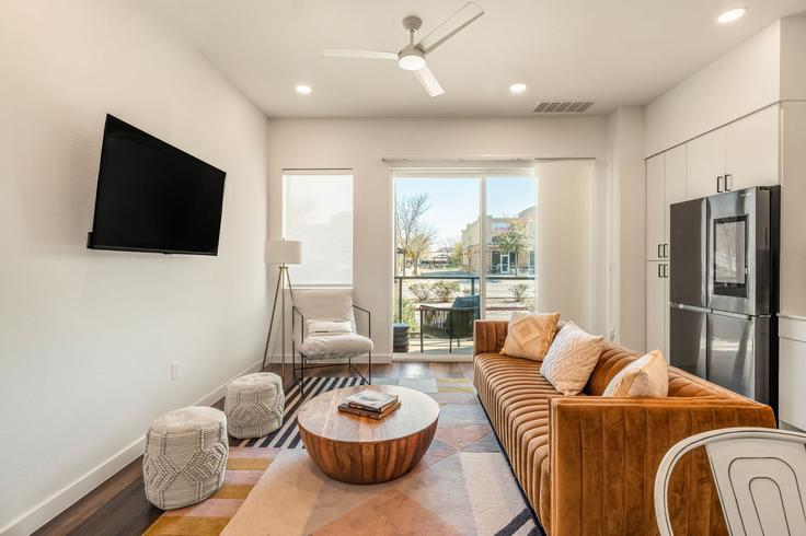 Building Gabriels Place - frenchcowboys - 1346922 adresindeki bir dairede modern mobilyalarla zarif bir şekilde tasarlanmış oturma odası New Braunfels, New Braunfels