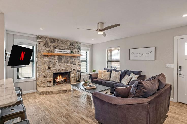 Building Luckenbach Road - frenchcowboys - 1466118 adresindeki bir dairede modern mobilyalarla zarif bir şekilde tasarlanmış oturma odası Fredericksburg, Fredericksburg