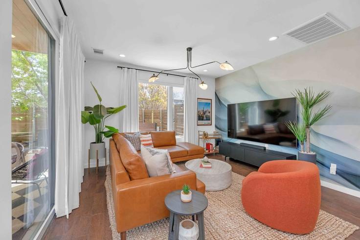 Building Waller Street - frenchcowboys - 1508847 adresindeki bir dairede modern mobilyalarla zarif bir şekilde tasarlanmış oturma odası Austin, Austin