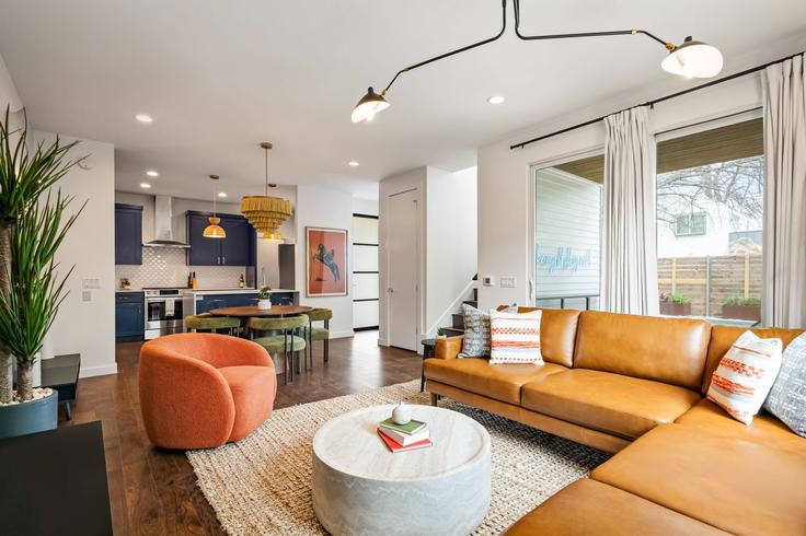 Sala de estar elegantemente projetada com móveis modernos em um apartamento no Building Waller Street - frenchcowboys - 1508847 em Austin, Austin