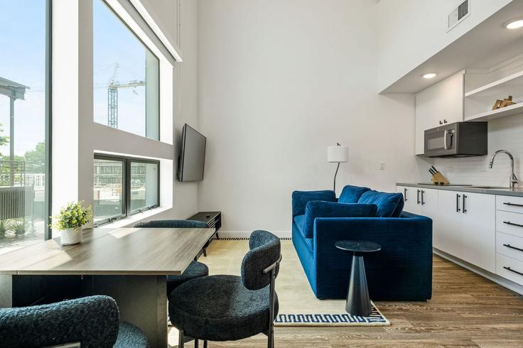 Building Navasota Street - frenchcowboys - 1541429 adresindeki bir dairede modern mobilyalarla zarif bir şekilde tasarlanmış oturma odası Austin, Austin Building Navasota Street - frenchcowboys - 1541429 adresindeki bir dairede modern mobilyalarla zarif bir şekilde tasarlanmış oturma odası Austin, Austin