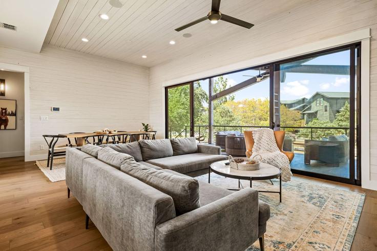 Elegante sala de estar con mobiliario moderno en un apartamento en Building Lost Tree - frenchcowboys - 1643687 en Spicewood, Spicewood Elegante sala de estar con mobiliario moderno en un apartamento en Building Lost Tree - frenchcowboys - 1643687 en Spicewood, Spicewood