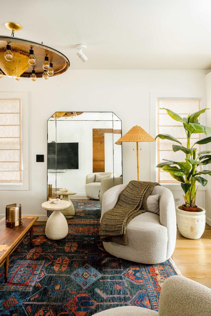 Sala de estar elegantemente projetada com móveis modernos em um apartamento no Building Gibson Street East - frenchcowboys - 1699816 em Austin, Austin