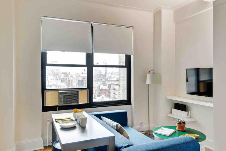 Building East 9th Street - frotas-furnished-corp - 1358389 adresindeki bir dairede modern mobilyalarla zarif bir şekilde tasarlanmış oturma odası Manhattan, New York