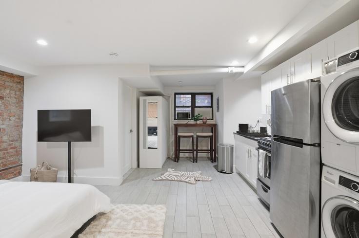 Elegant gestaltetes Wohnzimmer mit moderner Einrichtung in einer Wohnung im Building Loisaida Avenue - frotas-furnished-corp - 1358384 in Manhattan, New York Elegant gestaltetes Wohnzimmer mit moderner Einrichtung in einer Wohnung im Building Loisaida Avenue - frotas-furnished-corp - 1358384 in Manhattan, New York