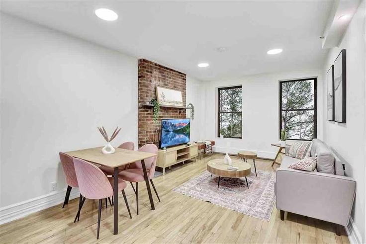 New York ManhattanのBuilding 3rd Avenue - frotas-furnished-corp - 1358386のアパートメントにある、モダンな家具を備えたエレガントなデザインのリビングルーム