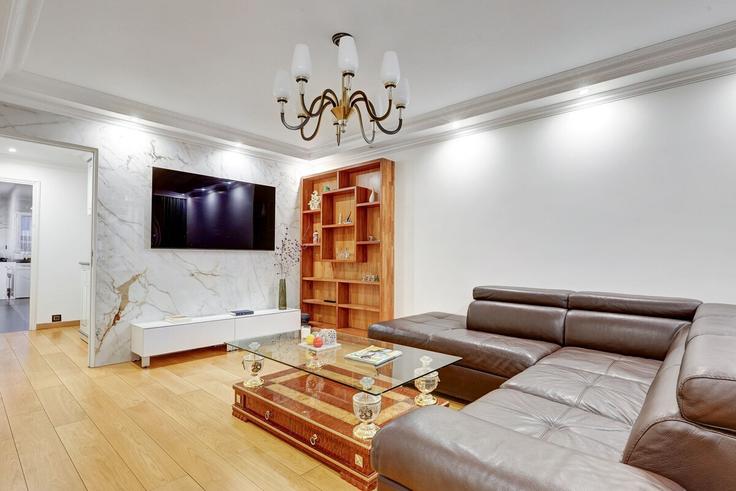 Salle de séjour élégante avec mobilier moderne dans un appartement à Building Villa Curial - full-concierge - 1397584 à 19th arrondissement, Paris