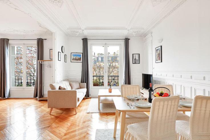 Salle de séjour élégante avec mobilier moderne dans un appartement à Building Rue de Charenton - full-concierge - 1359066 à 12th arrondissement, Paris