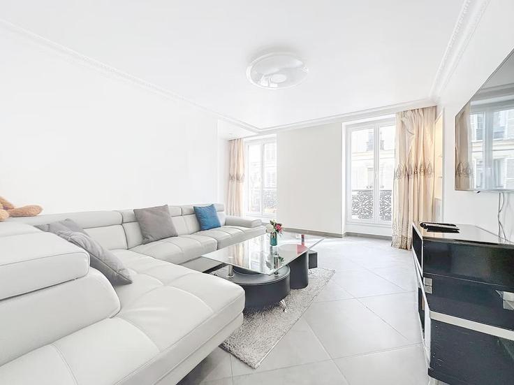 Salle de séjour élégante avec mobilier moderne dans un appartement à Building Rue de Malte - full-concierge - 1388815 à 11th arrondissement, Paris