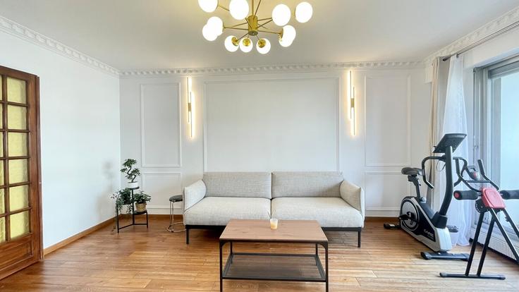 Salle de séjour élégante avec mobilier moderne dans un appartement à Building Rue Curial - full-concierge - 1285684 - PAR à 19th arrondissement, Paris