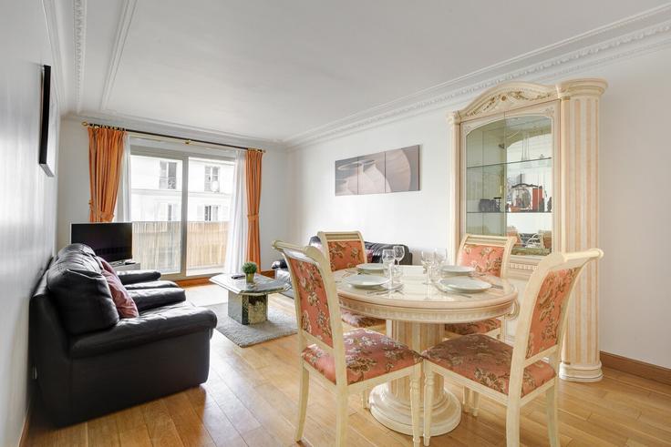 Building Cité de Magenta - full-concierge - 1468260 adresindeki bir dairede modern mobilyalarla zarif bir şekilde tasarlanmış oturma odası 10th arrondissement, Paris
