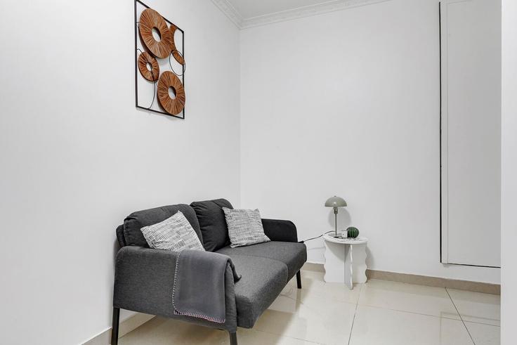 Salle de séjour élégante avec mobilier moderne dans un appartement à Building Rue Popincourt - full-concierge - 1377886 à 11th arrondissement, Paris Salle de séjour élégante avec mobilier moderne dans un appartement à Building Rue Popincourt - full-concierge - 1377886 à 11th arrondissement, Paris