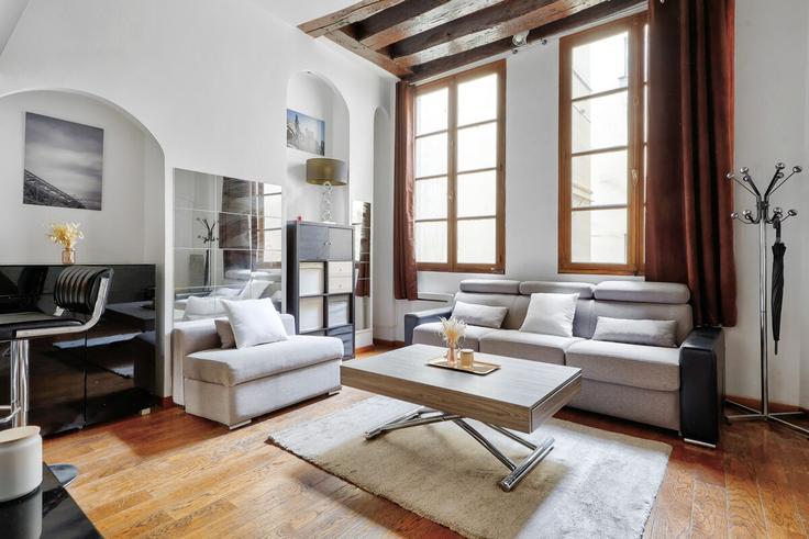 Sala de estar elegantemente projetada com móveis modernos em um apartamento no Building Rue de la Verrerie - full-concierge - 1366446 em 4th arrondissement, Paris Sala de estar elegantemente projetada com móveis modernos em um apartamento no Building Rue de la Verrerie - full-concierge - 1366446 em 4th arrondissement, Paris
