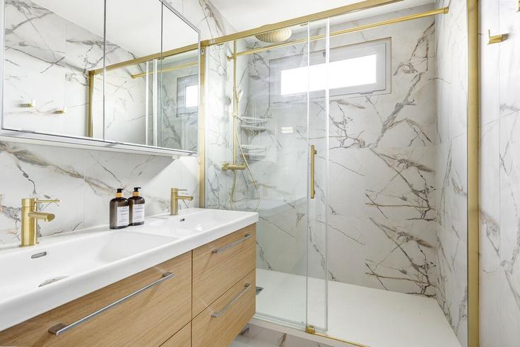 Lujoso baño de diseño con toques sofisticados en Building Rue Petit - full-concierge - 1353907 en 19th arrondissement, Paris