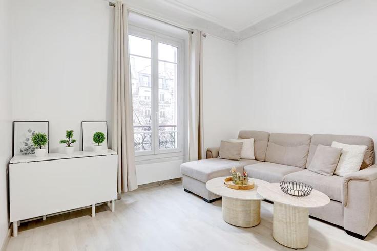 Elegant gestaltetes Wohnzimmer mit moderner Einrichtung in einer Wohnung im Building Rue du Château d'Eau - full-concierge - 1376725 in 10th arrondissement, Paris