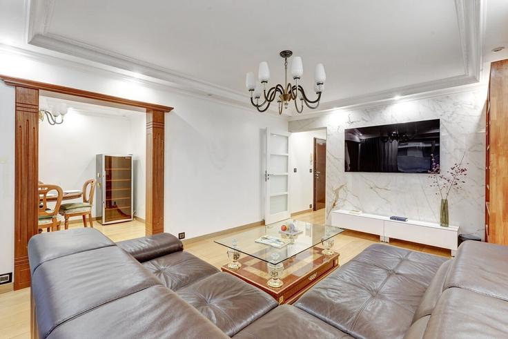Building Villa Curial - full-concierge - 1397584 adresindeki bir dairede modern mobilyalarla zarif bir şekilde tasarlanmış oturma odası 19th arrondissement, Paris