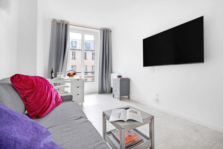 Paris 10th arrondissementのBuilding Rue du Faubourg Saint-Martin - full-concierge - 1290308 - PARのアパートメントにある、モダンな家具を備えたエレガントなデザインのリビングルーム