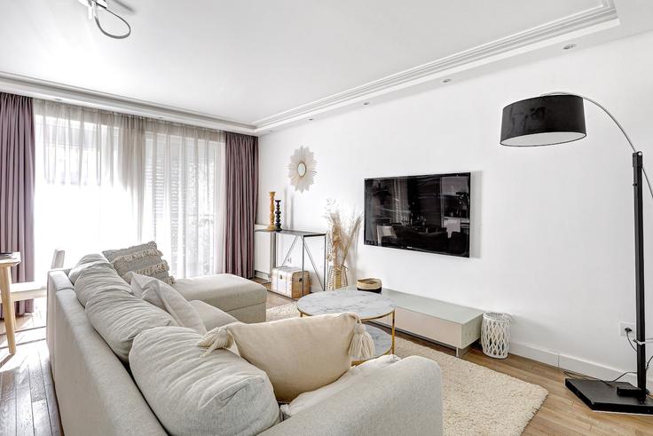 Elegant gestaltetes Wohnzimmer mit moderner Einrichtung in einer Wohnung im Building Rue du Chevaleret - full-concierge - 1353906 in 13th arrondissement, Paris