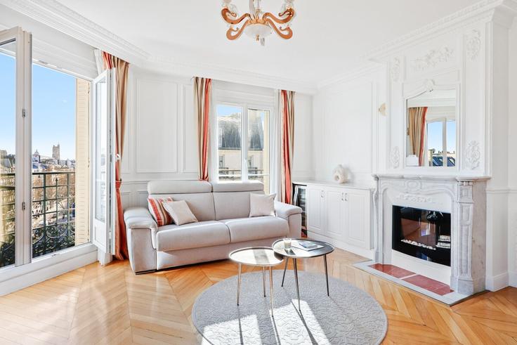 Elegant gestaltetes Wohnzimmer mit moderner Einrichtung in einer Wohnung im Building Rue Saint-Martin - full-concierge - 1497879 in 3rd arrondissement, Paris