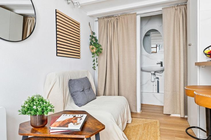 Salle de séjour élégante avec mobilier moderne dans un appartement à Building Passage Sainte-Elisabeth - full-concierge - 1539465 à 3rd arrondissement, Paris