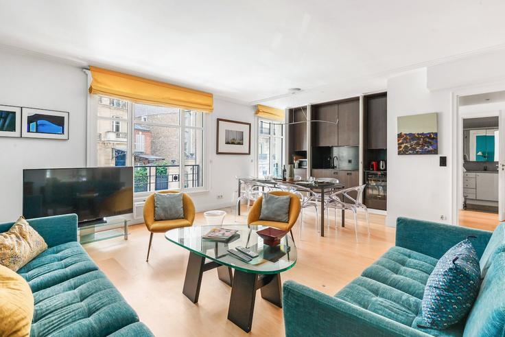 Paris 7th arrondissementのBuilding Rue de l'Université - full-concierge - 1570238のアパートメントにある、モダンな家具を備えたエレガントなデザインのリビングルーム Paris 7th arrondissementのBuilding Rue de l'Université - full-concierge - 1570238のアパートメントにある、モダンな家具を備えたエレガントなデザインのリビングルーム