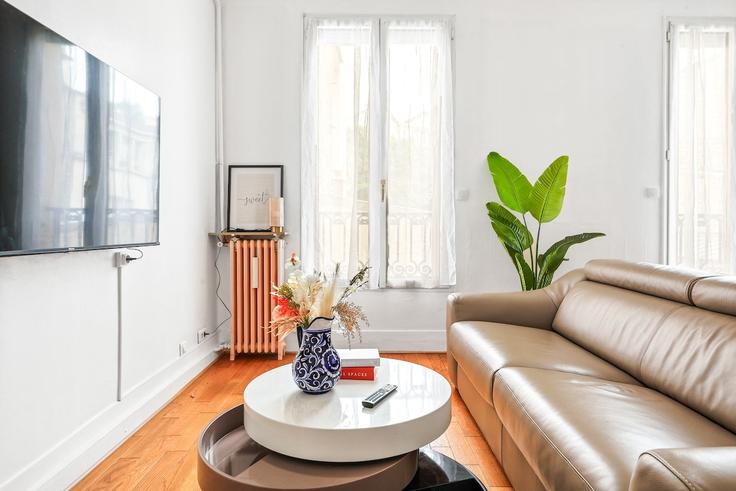 11th arrondissement, Paris에 위치한 Building Avenue Parmentier - full-concierge - 1570237 유닛의 세련된 인테리어가 돋보이는 거실 11th arrondissement, Paris에 위치한 Building Avenue Parmentier - full-concierge - 1570237 유닛의 세련된 인테리어가 돋보이는 거실