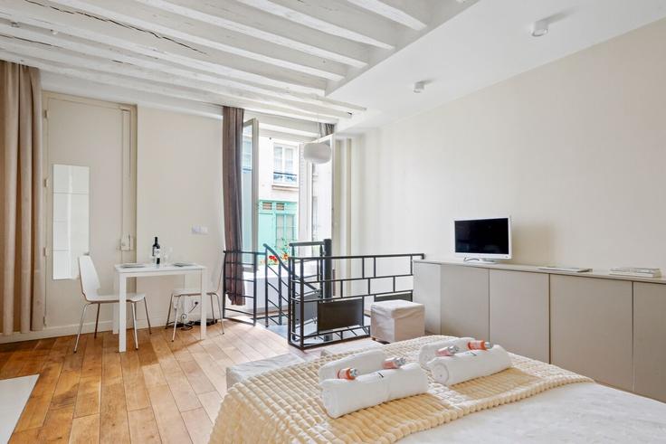 Sala de estar elegantemente projetada com móveis modernos em um apartamento no Building Rue Saint-Guillaume - full-concierge - 1571098 em 7th arrondissement, Paris