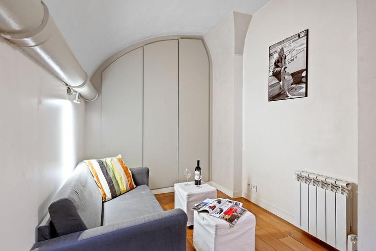 Paris 7th arrondissementのBuilding Rue Saint-Guillaume - full-concierge - 1571098のアパートメントにある、モダンな家具を備えたエレガントなデザインのリビングルーム Paris 7th arrondissementのBuilding Rue Saint-Guillaume - full-concierge - 1571098のアパートメントにある、モダンな家具を備えたエレガントなデザインのリビングルーム
