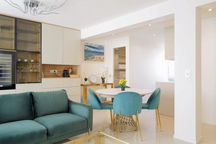 Sala de estar elegantemente projetada com móveis modernos em um apartamento no Building Boulevard Saint-Marcel - full-concierge - 1579428 em 5th arrondissement, Paris