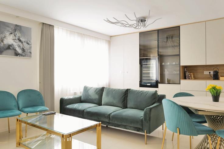 Salle de séjour élégante avec mobilier moderne dans un appartement à Building Boulevard Saint-Marcel - full-concierge - 1579428 à 5th arrondissement, Paris